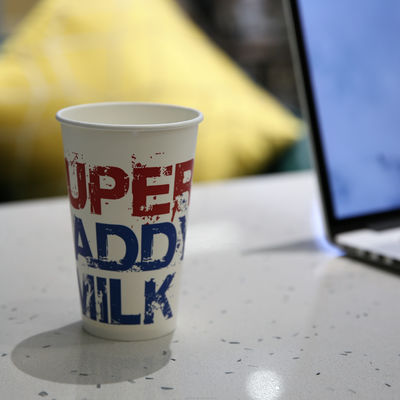 Eenmalige kopjes koffiepapier met een enkele wand, op maat gedrukt, milieuvriendelijk voor koffiefeestjes